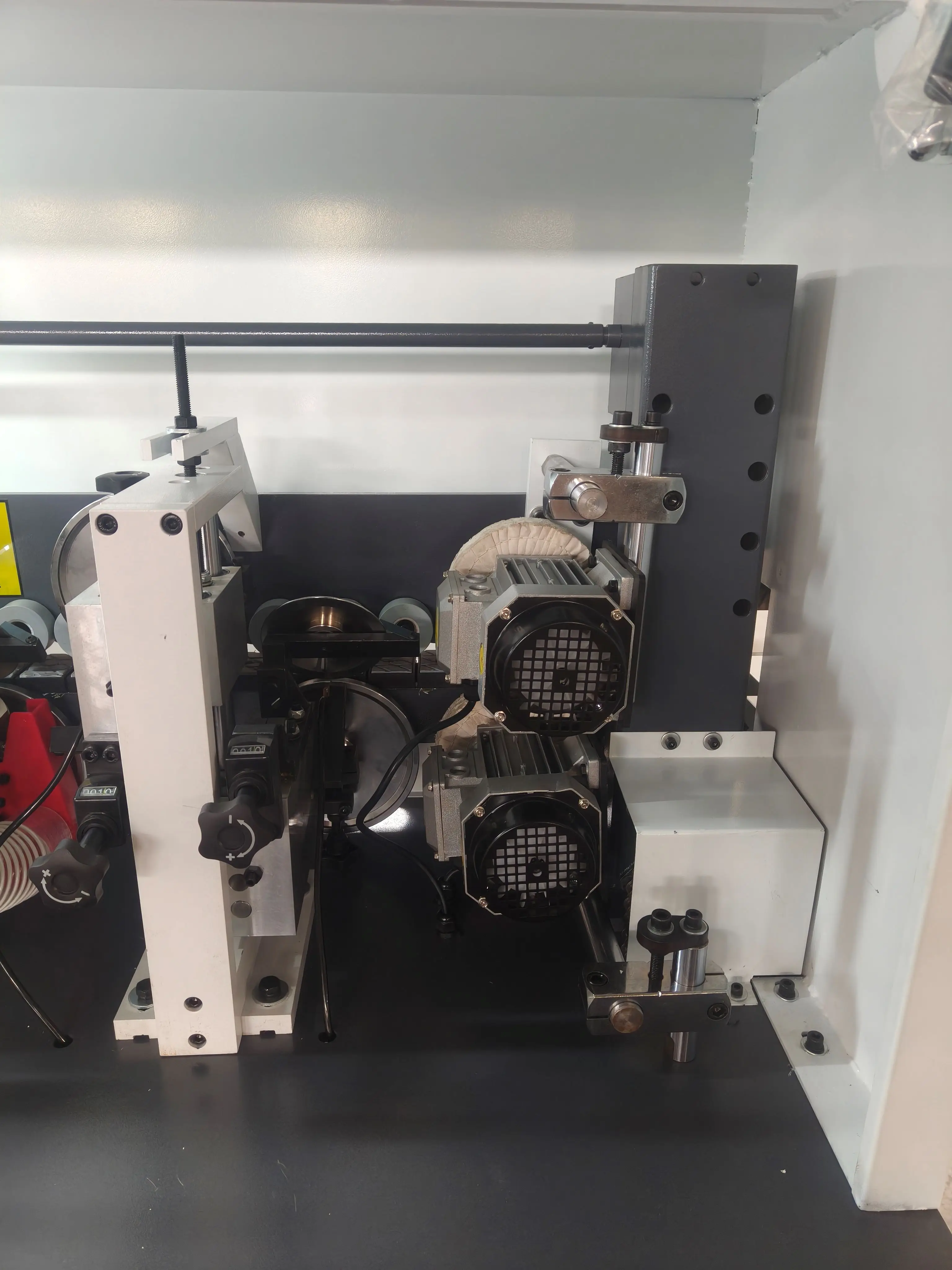 Automatyczna maszyna do obróbki krawędzi PVC z pięcioma funkcjami klejenia krawędzi do zakładów produkcyjnych paneli na bazie drewna