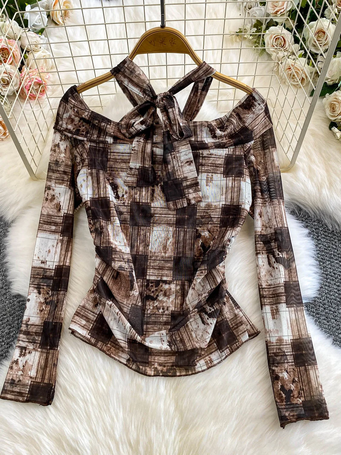 เสื้อท็อปผู้หญิงทรงเข้ารูปพิมพ์ลายสีสันสดใส แขนยาว คอวี ผูกเชือกเอวสูง จับจีบด้านข้าง ช่วยพรางหุ่น เหมาะสำหรับฤดูใบไม้ร่วง