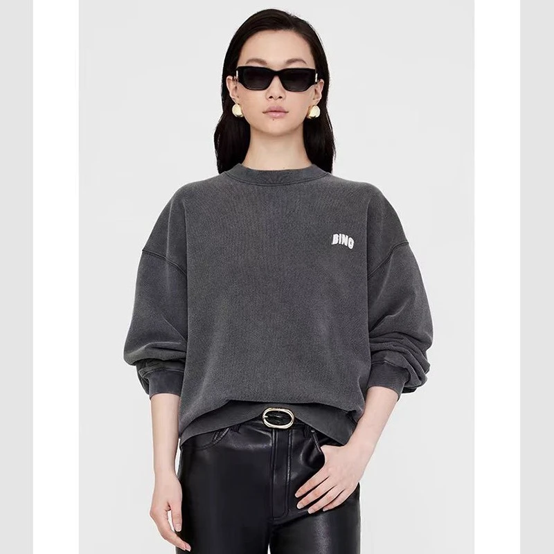 2025 جديد أمريكا الشمالية المتخصصة AB مشوه كلمة الطباعة غسل المياه المقلية اللون القديم الأسود والرمادي المرأة طاقم الرقبة سترة