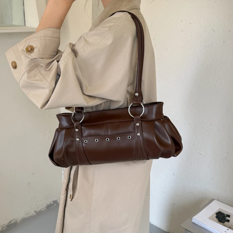Metallnietenverzierte Unterarm-Schultertasche, Damen Einfarbige Preppy Pendler-Handtasche mit Nieten-Dekor, Koreanische Y2k Mädchen Weiche Casual Tragetasche – Detail 9