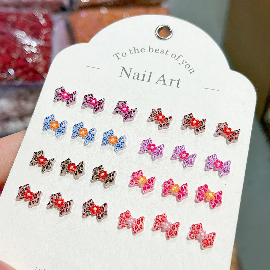 100개 7*10mm 새 레오파드 보우 & 플로럴 네일 참 - 5개 꽃잎 레진 네일 아트, 트렌디하고 시크한 매니큐어를 위한 독특한 프레스온 네일 장식