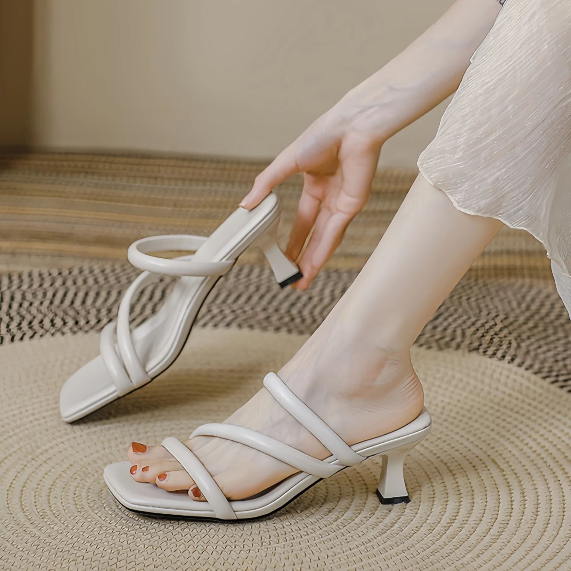 

Модные уличные шлепанцы на высоком каблуке с квадратным носком, простые и удобные, в стиле дизайнерских туфель на каблуке