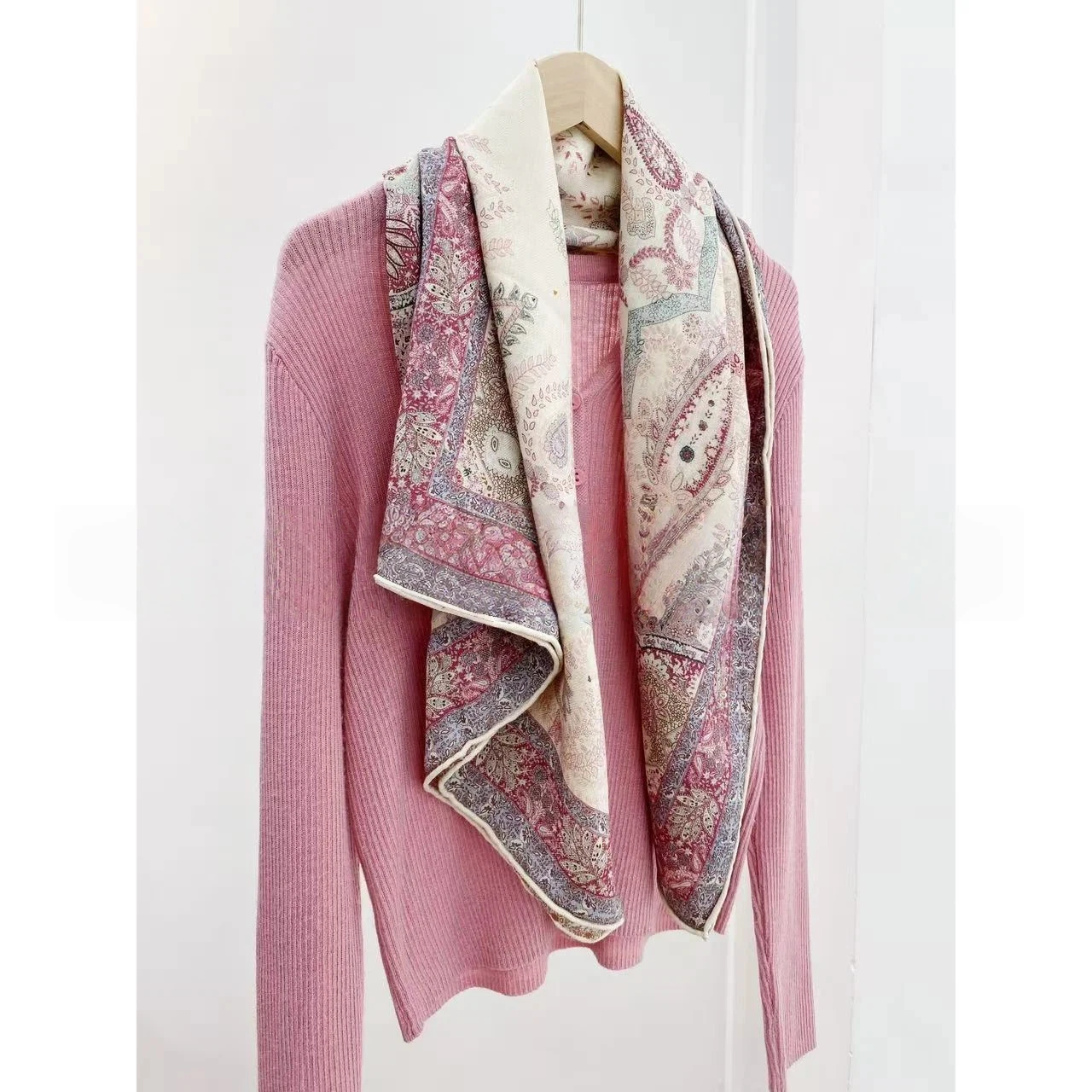 2026 Women Retro Pink Paisley Triangle Silk Wool Scarf Boho Neck Scarf Luxury Brand 70% Wool 30% Silk Women's Stole