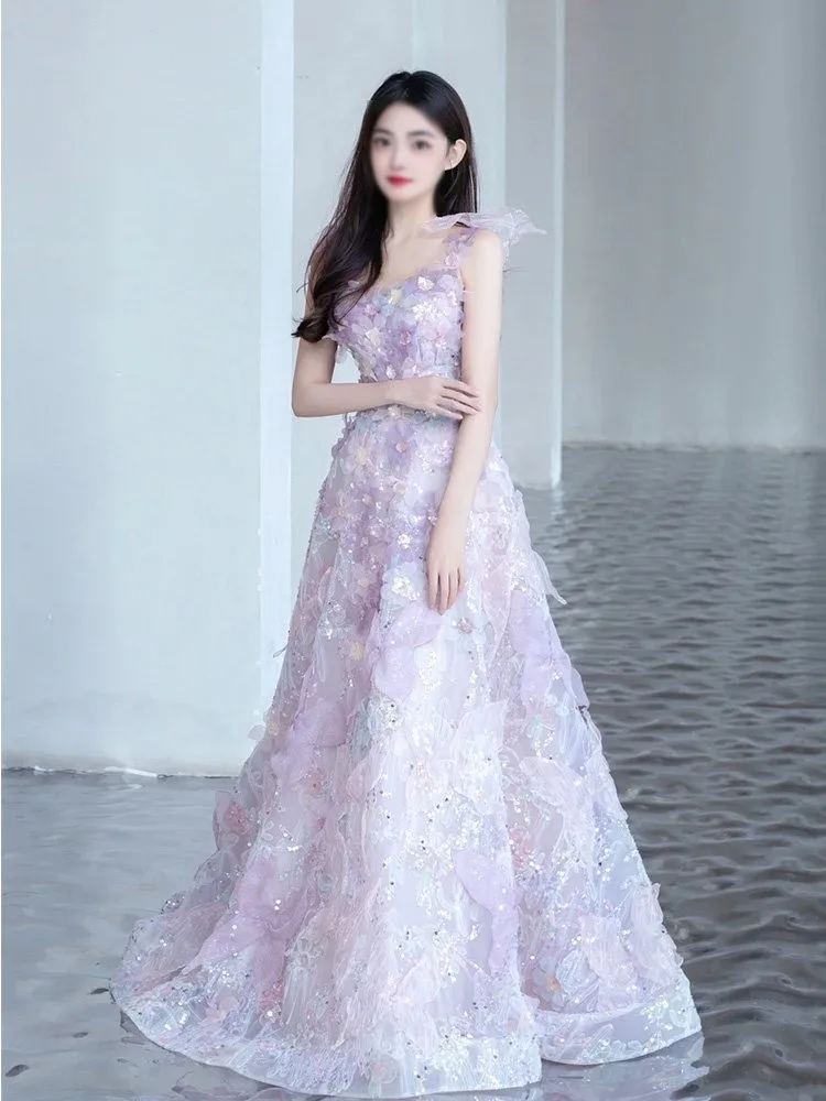 

The banquet has a light and luxurious niche coming-of-age ceremony with an ethereal host in dress