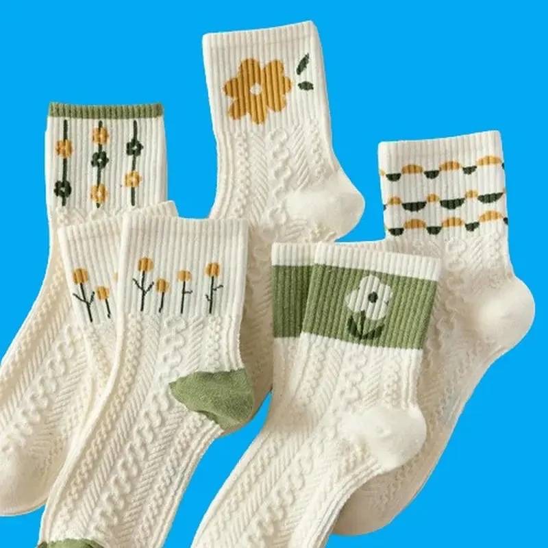 5/10 Paare neue Mode Socken Herbst und Winter japanische frische weiße Mittels ocken süße kleine Blumen socken neue grüne Socken