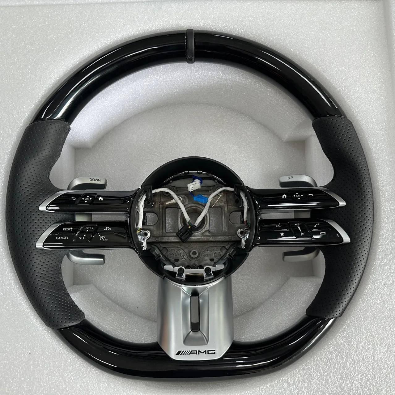 

suitable for the modification of the old Mercedes-Benz steering wheel A180LC200LE300 carbon fiber dragonfly AMG assembly