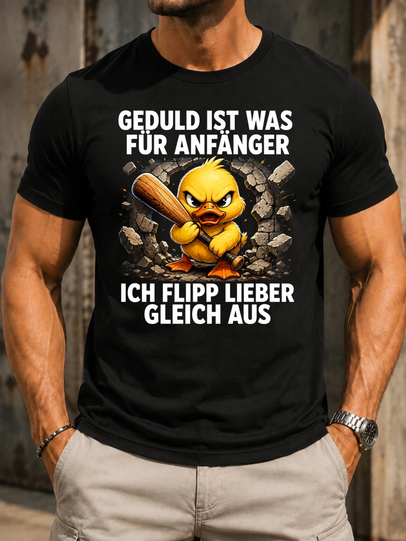 T-shirt unisexe avec motif canard, mur en pierre fissuré, oiseau en colère avec batte levée et lettrage audacieux, thème humour allemand.