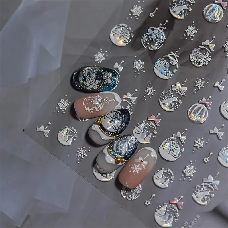 1pcs 브론 징 크리스마스 네일 스티커 귀여운 골드 화이트 눈덩이 접착제 네일 아트 스티커 레이저 손톱 장식 부품 데칼 DIY