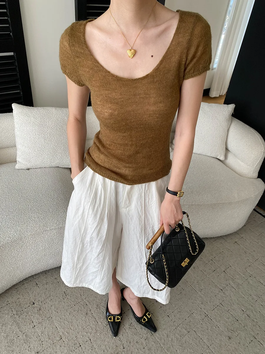 Sommerliche Damen-Freizeithose in einfarbigem Design mit lockerem Schnitt und hohem Bund und weitem Bein. – Detail 39