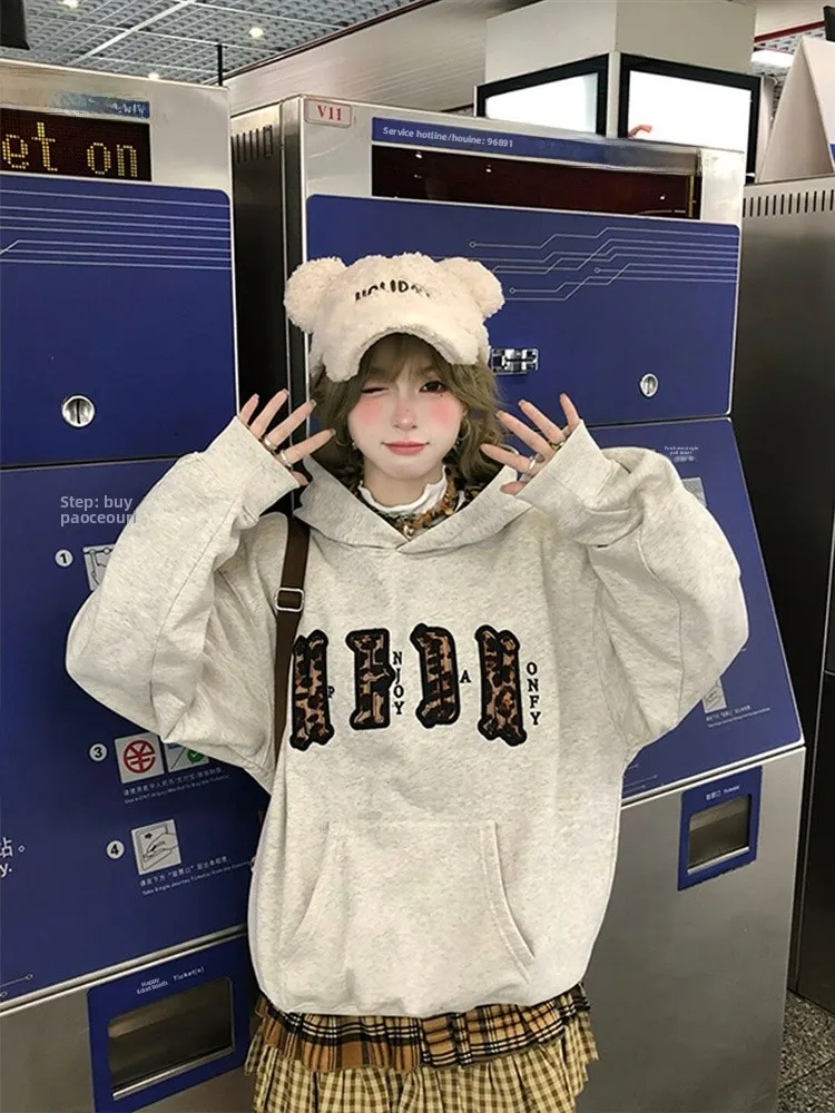 

Женская толстовка в стиле ретро с американским леопардовым принтом, пэчворком и вышитыми буквами, осенне-зимняя, утепленная флисовая верхняя одежда свободного кроя