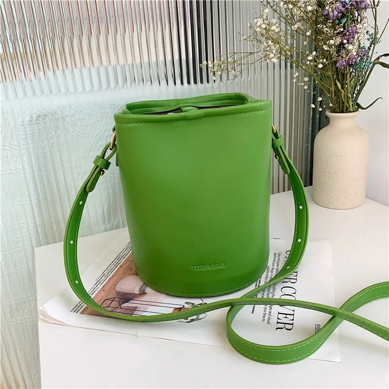 حقيبة كروس بإبزيم من البولي يوريثان لعام 2025 حقيبة نسائية بسيطة بلون سادة عصرية على الطراز الغربي كتف عمودي حقيبة مربعة صغيرة