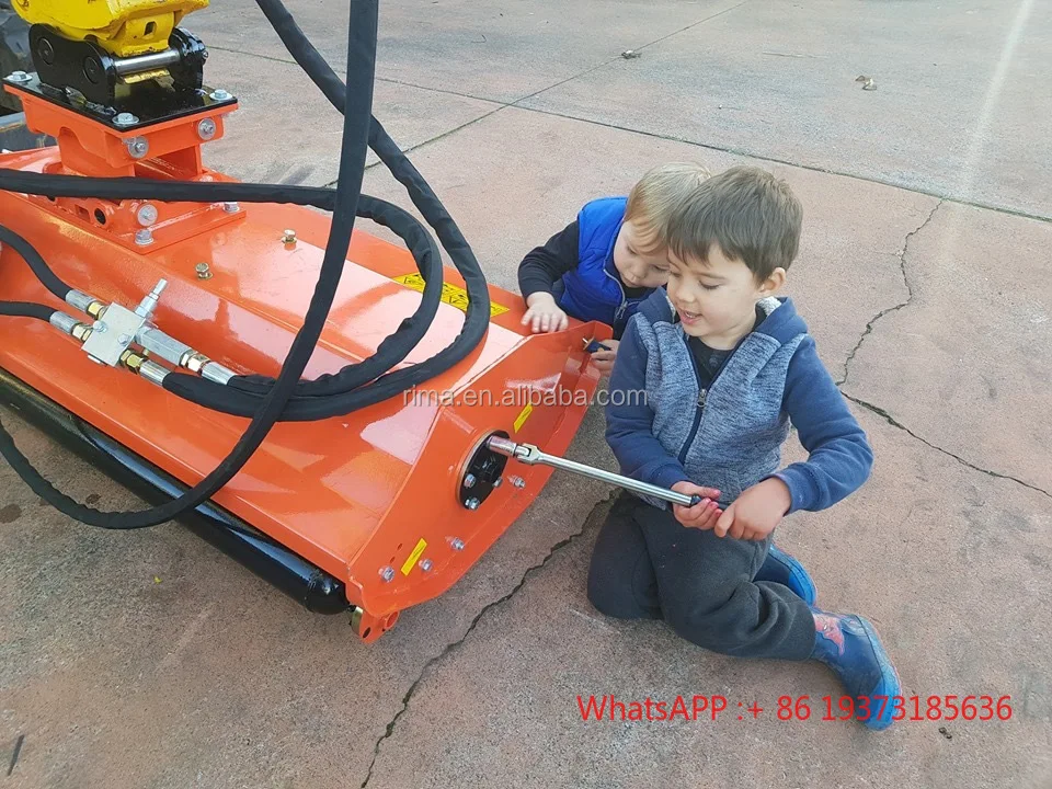 Rasaerba a scaglie per escavatore con CE Rima EM100