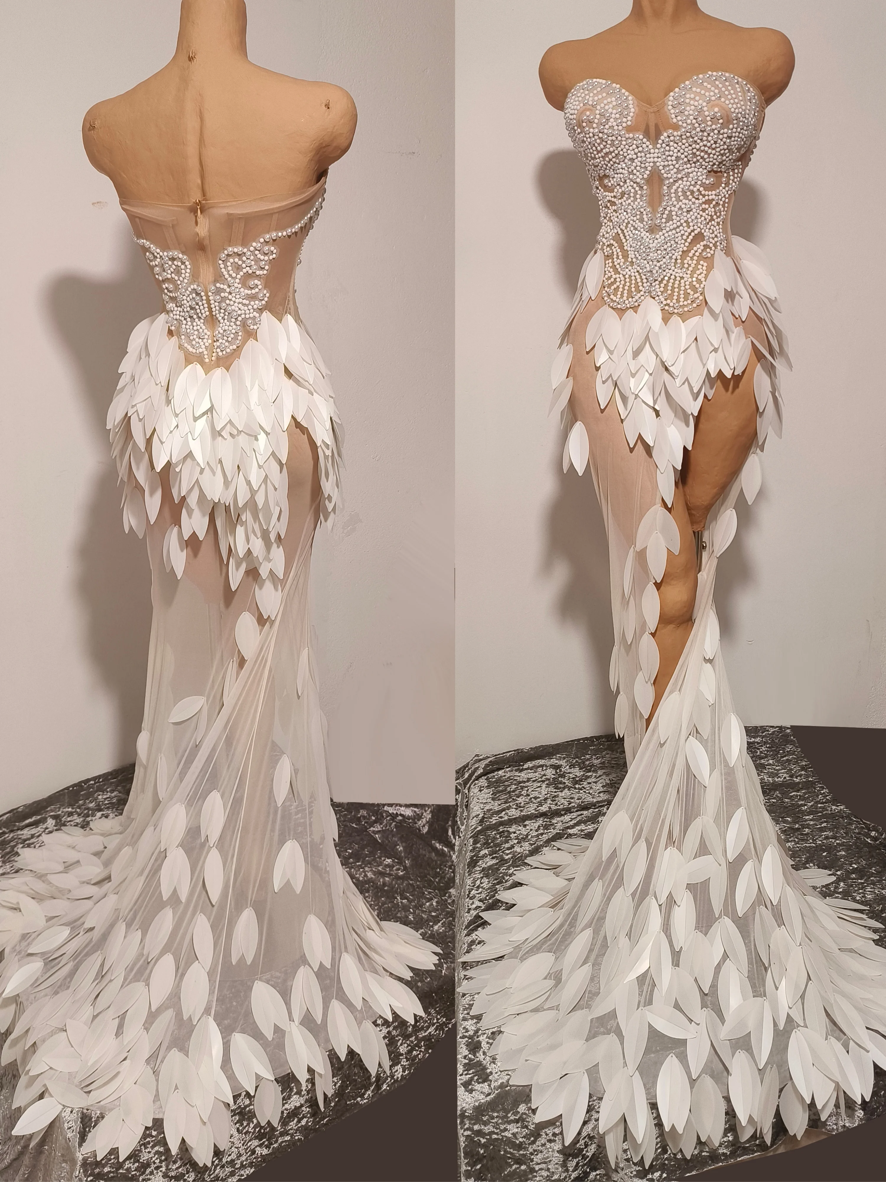 Vestido luxuoso com contas de cristal e pescoço, saia de tule em camadas de folhas brancas 3d, tapetes vermelhos, apresentações de palco, vestido de festa à noite