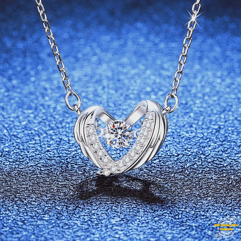 

0,3 карата Муассанит S925 Серебряный ожерелье-подвеска для женщин и мужчин с платиновым покрытием Крылья защиты Бьющееся сердце Ожерелье-подвеска