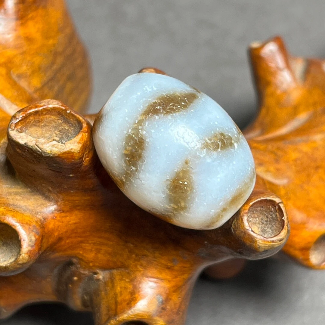 Qing Dynasty return Tibetan area old agate Lezi dzi beads water pattern old dzi beads collection antique antique natural genuine