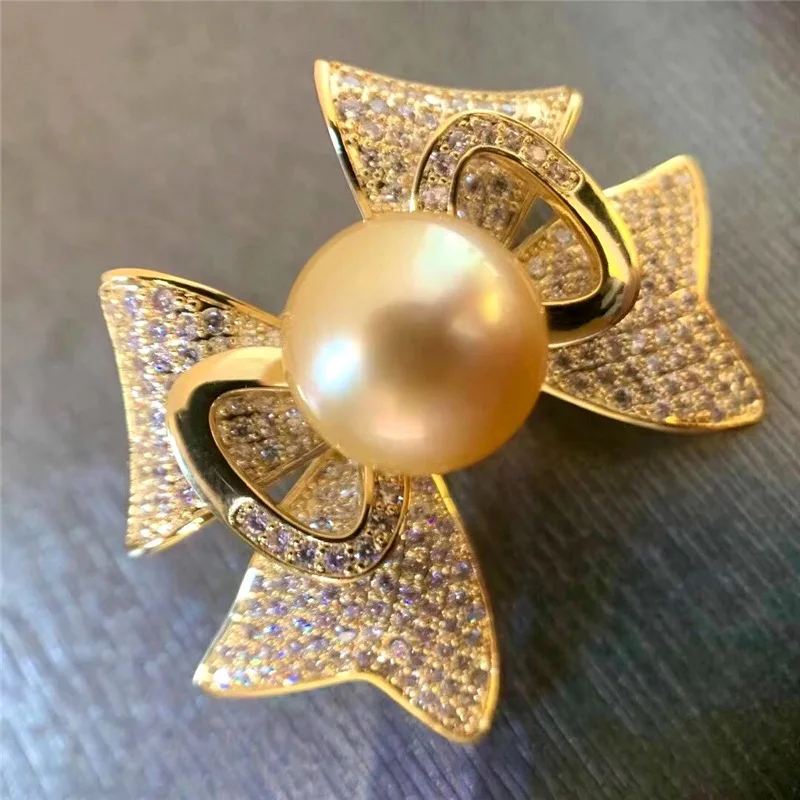 

Designer Bow Pearl Brooch Micro-inlaid Zircon Elegant Brooch Luxury Classic Women Banquet Accessories 080301