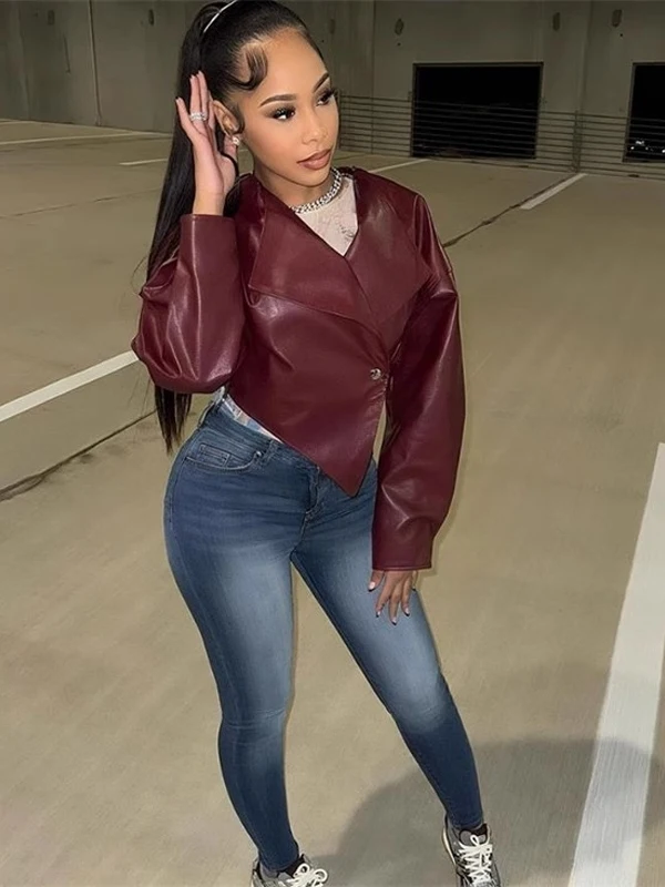 Modny krótki płaszcz damski z ekoskóry, europejski styl, długość do kolan, dekolt w serek, długi rękaw, kolor