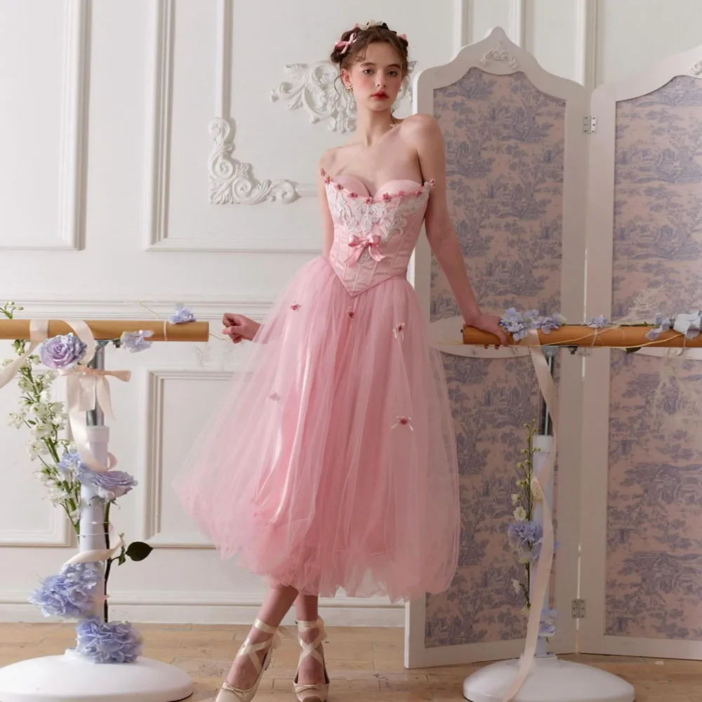 

Элегантное бальное платье из розового тюля с цветочными украшениями, корсетным верхом без бретелек и струящейся юбкой для особых случаев и танцев P