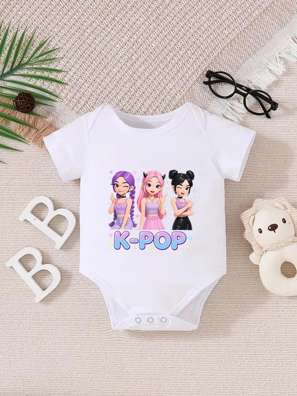 

Baby short-sleeved triangle bodysuit, fun letter print, button design, easy to care for, suitable for new parents.