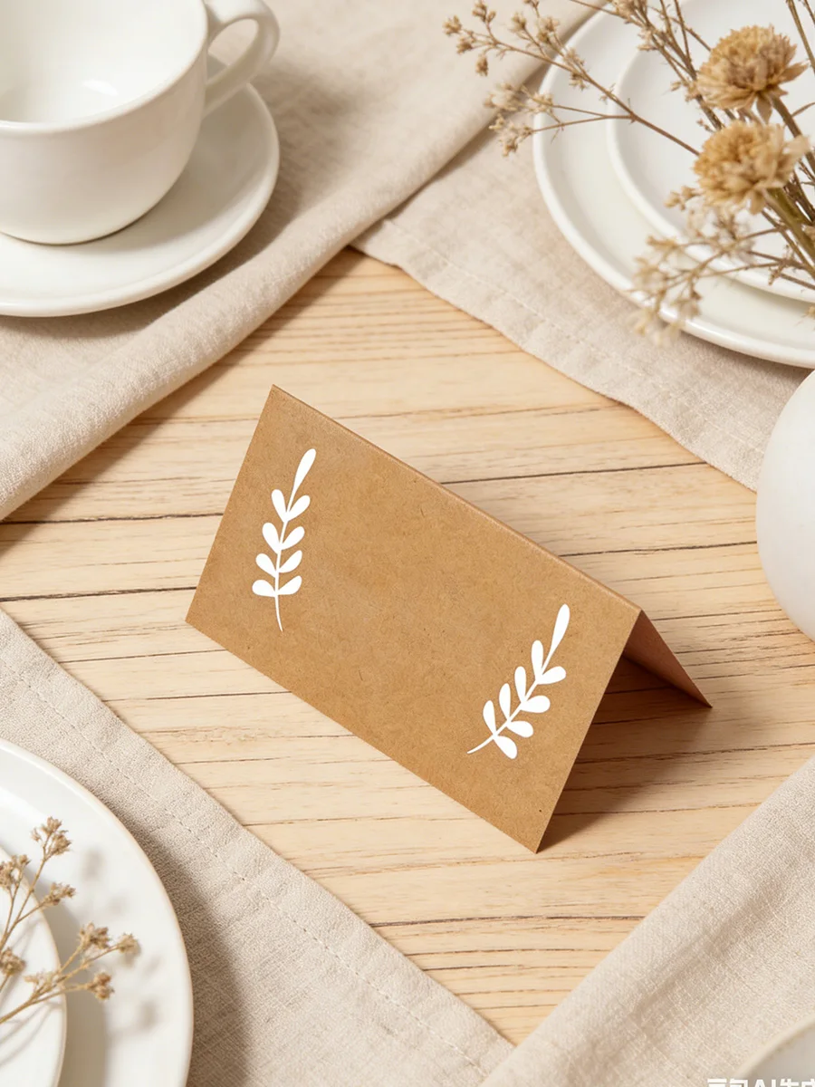 Blumen-Tischkarten aus Kraftpapier, 9 x 10 cm, 3,54 x 3,94 Zoll, leere Tischkarten im Zelt-Stil, rustikale weiße Namenskarten mit Blattdesign für Hochzeiten