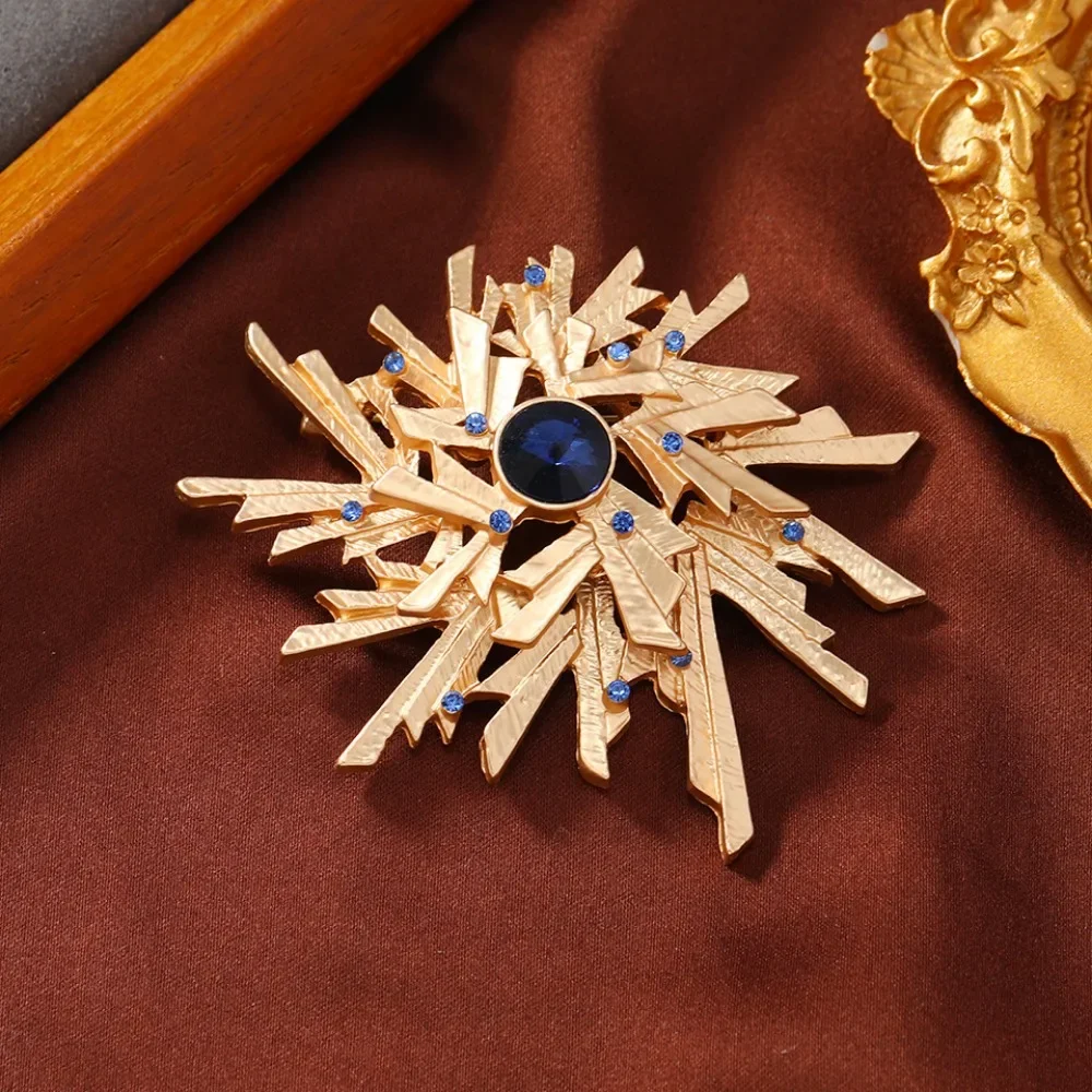 

1 x Baroque Court Style Mechanical Double Layer Design Ladies Brooch with Rhinestones，Suit Coat Accessories, Party Holiday Gifts