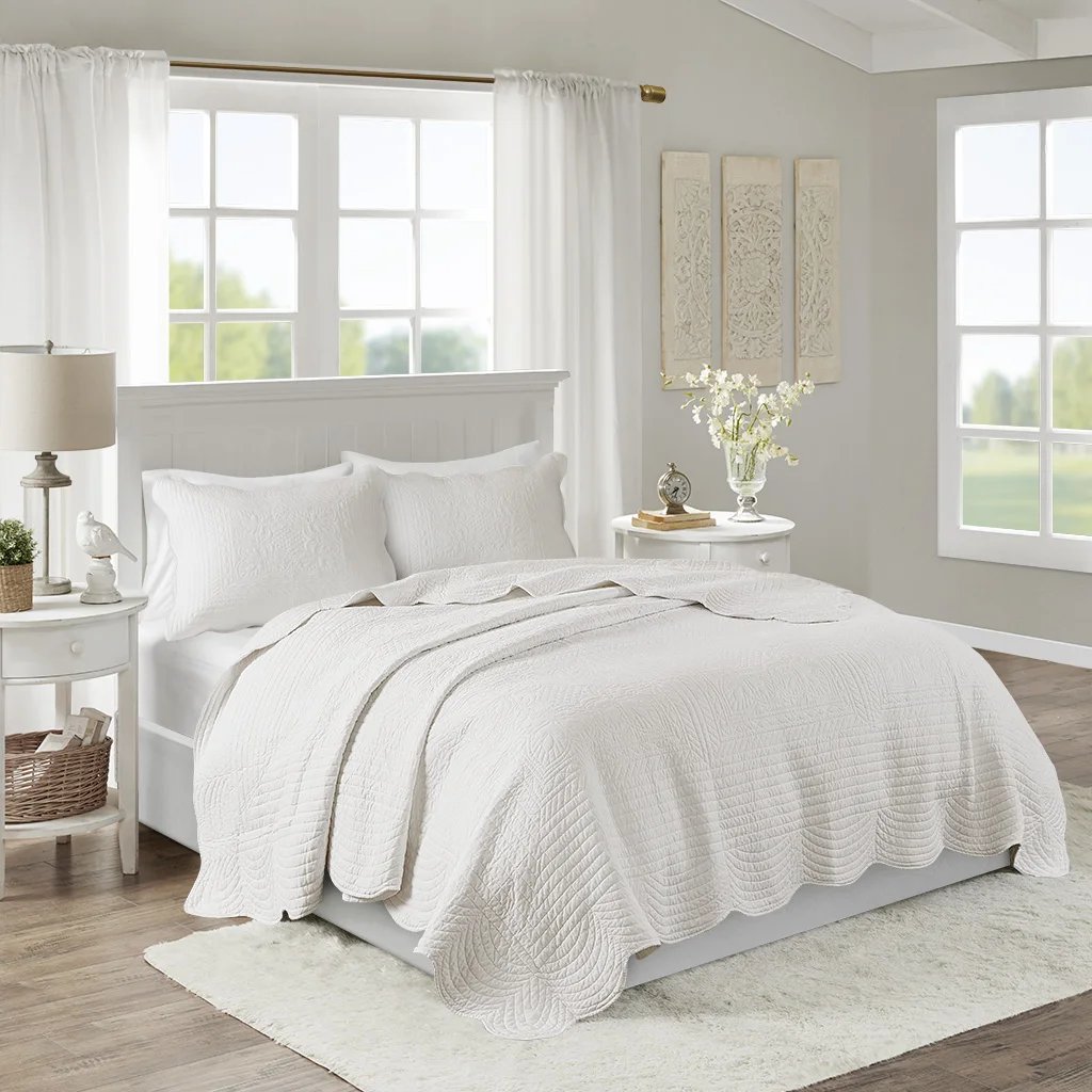 

3 Piece Reversible Scalloped Edge Quilt Set