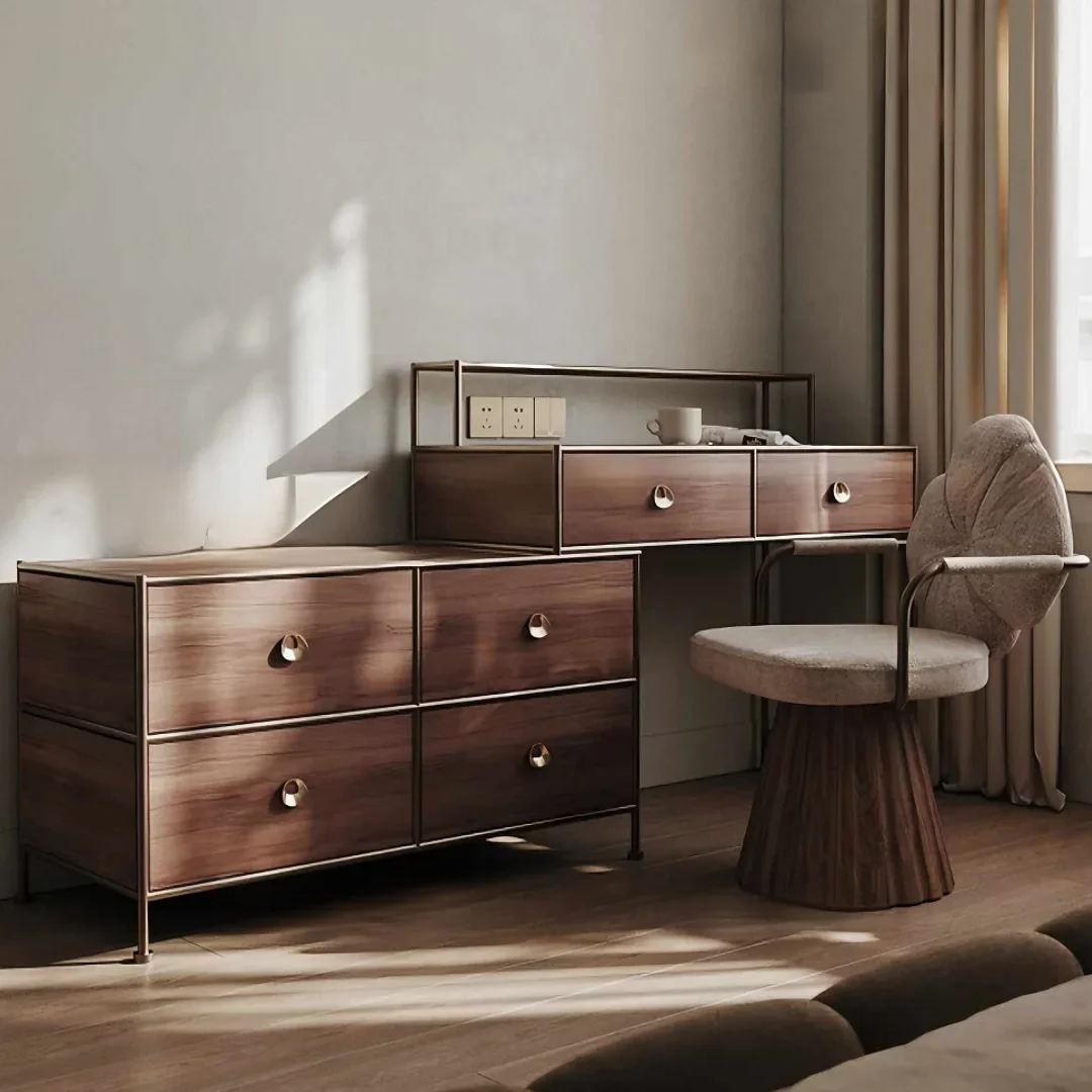 يحتوي مقعد المكياج الفرنسي القديم المستعمل على إحساس بالفخامة والأجهزة الفاخرة الخفيفة والخشب الصلب