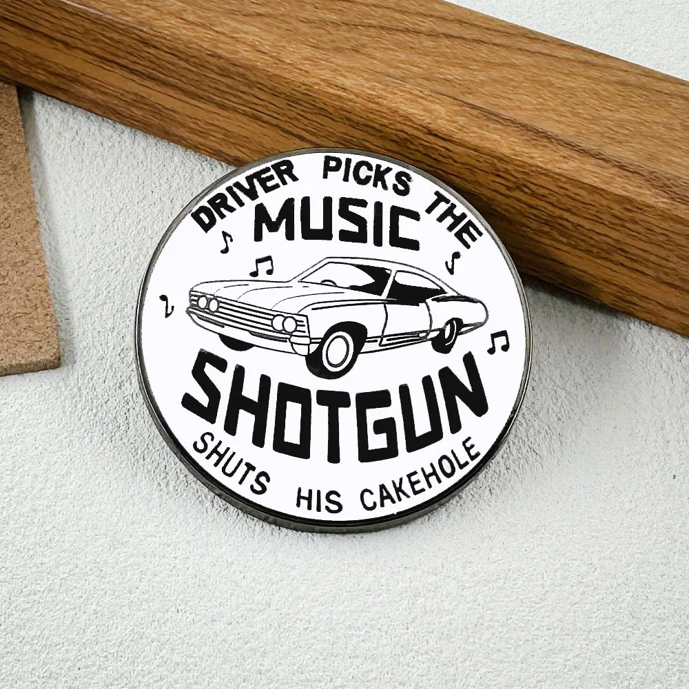Der Fahrer wählt die Musik, schließt sein Kuchenloch, lustige Brosche, Auto-Thema, Filmzitat, Anstecknadel, Retro-Stil, Sammlerstück, Accessoire – Detail 5