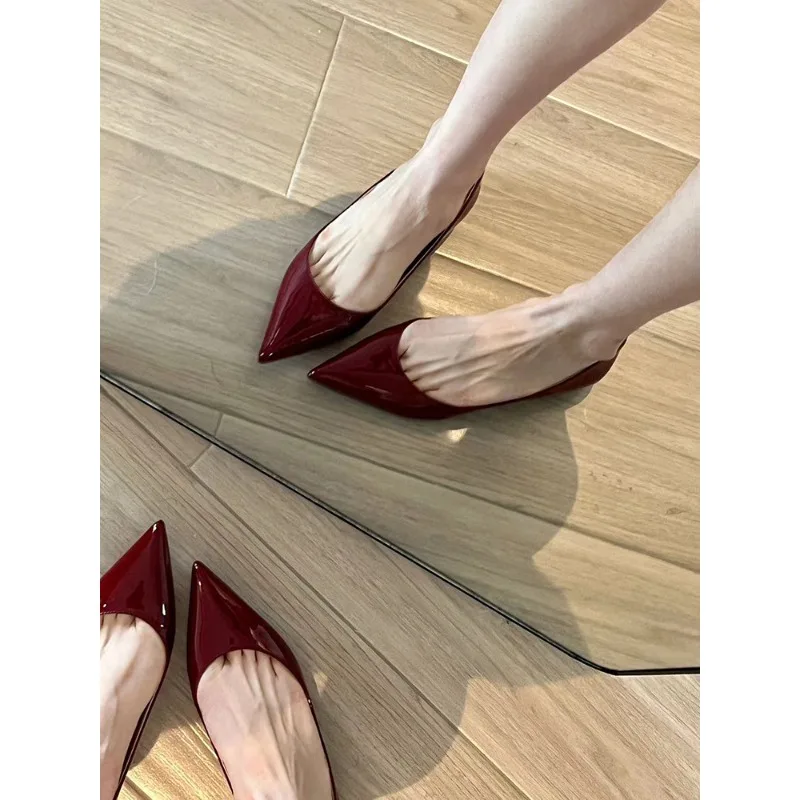 

Винно-красные туфли-лодочки, новинка весны 2026, сексуальные, с внутренней танкеткой для увеличения роста, остроносые, с неглубоким вырезом.