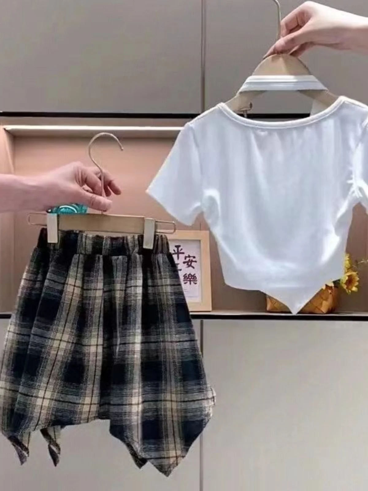 ชุดเซ็ตเสื้อผ้าฤดูร้อนสำหรับสาวๆ ปี 2025 แฟชั่นใหม่ สไตล์เกาหลี กระโปรงขายาว ชุดสองชิ้นสำหรับสาวๆ