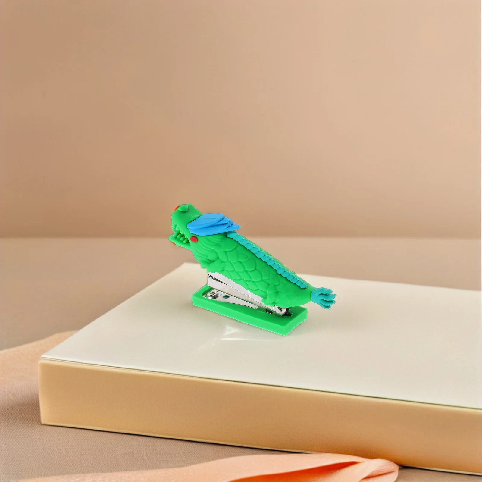 Stapler Mini Naga Lucu Perlengkapan Kantor Portabel Kompak Gaya Kartun untuk Alat Tulis Meja Siswa Stapler Tangan