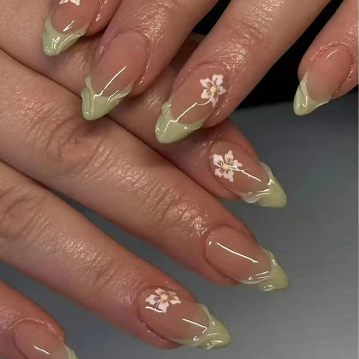 24pcs Simple Green French Fake Nails Finished Fashion Flower Design Almond False Nail Tips Reusable Long Oval Press on Nails Set