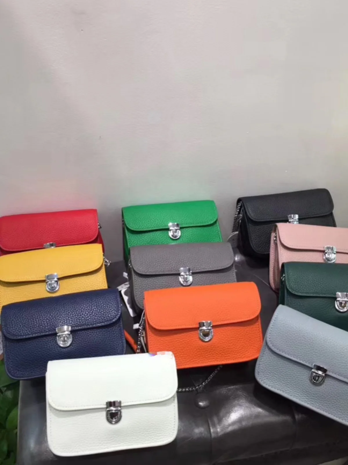 

Новая женская сумка через плечо 2024 года, кожаная маленькая квадратная сумка, модная сумка на одно плечо, сумка для мобильного телефона, сумка из воловьей кожи