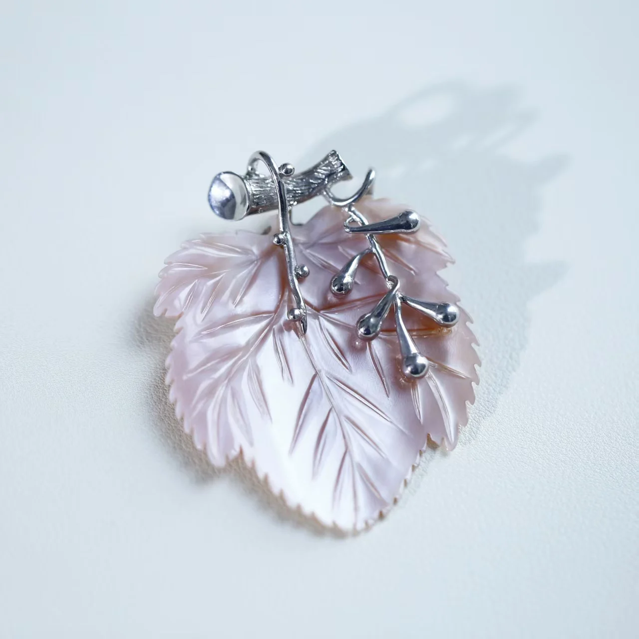 

Exquisite Queen Conch Carved Leaf Pattern Shell Silver Invalid Pendant Brooch Fashion Jewelry Gift for Woman