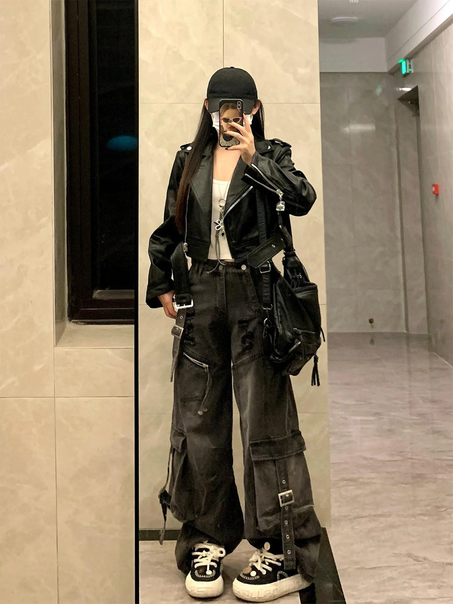 初秋向けショート丈レディースレザージャケット レトロ高級感 通勤スタイル 長袖ジッパー開閉 カジュアルトップス