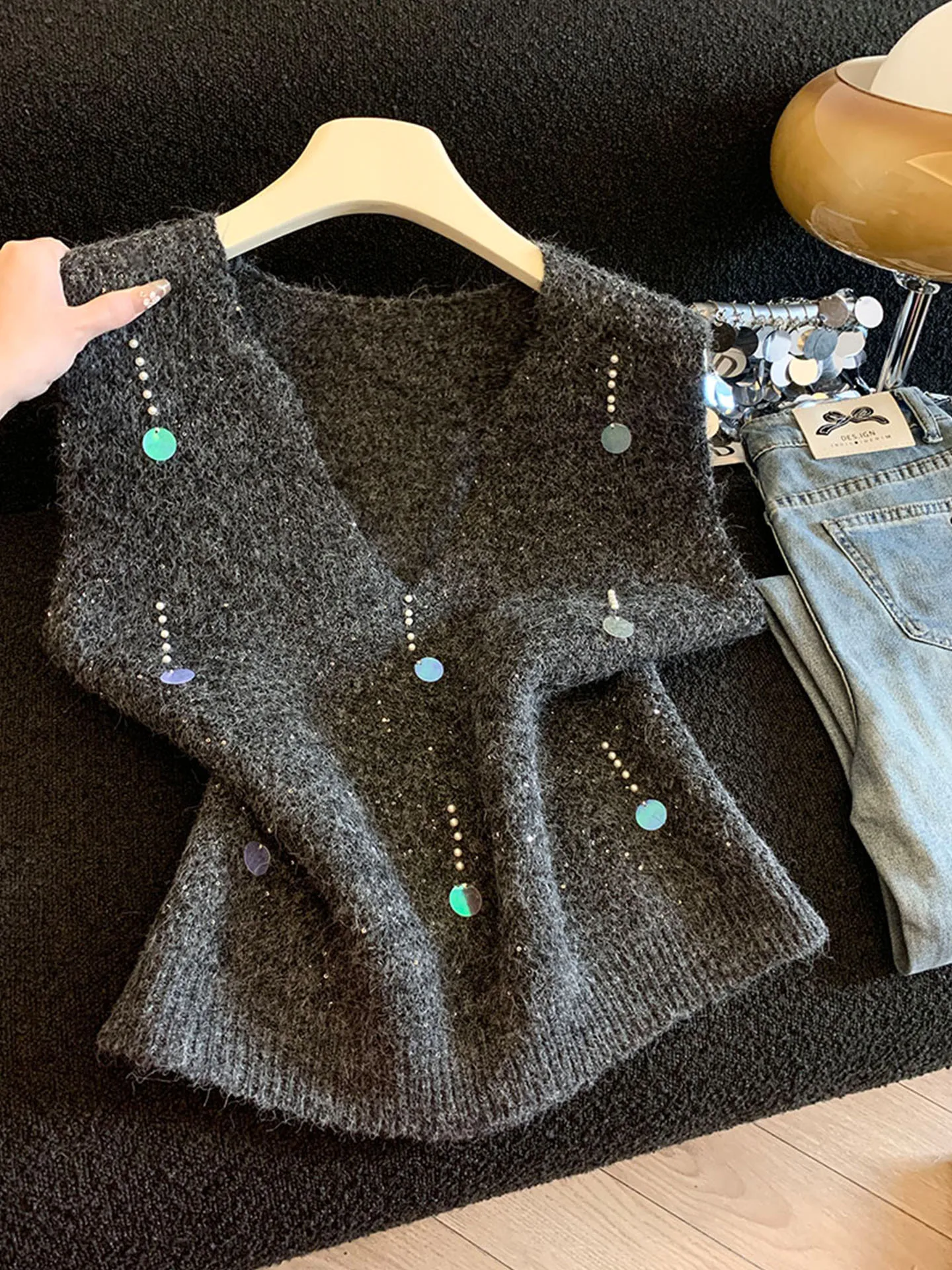 

Рекомендация Emily Clud: Вязаный жилет с V-образным вырезом, украшенный бисером и пайетками, для женщин, модный, для повседневной носки.