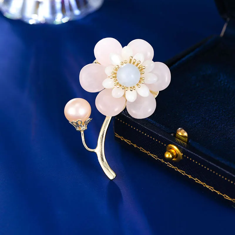 Chinoiserie Exquisite Pink Flower Brooch With Imitation Pearl Gold Tone Fashion Lapel Pin For Women Suit Dress Coat Wedding Banq
