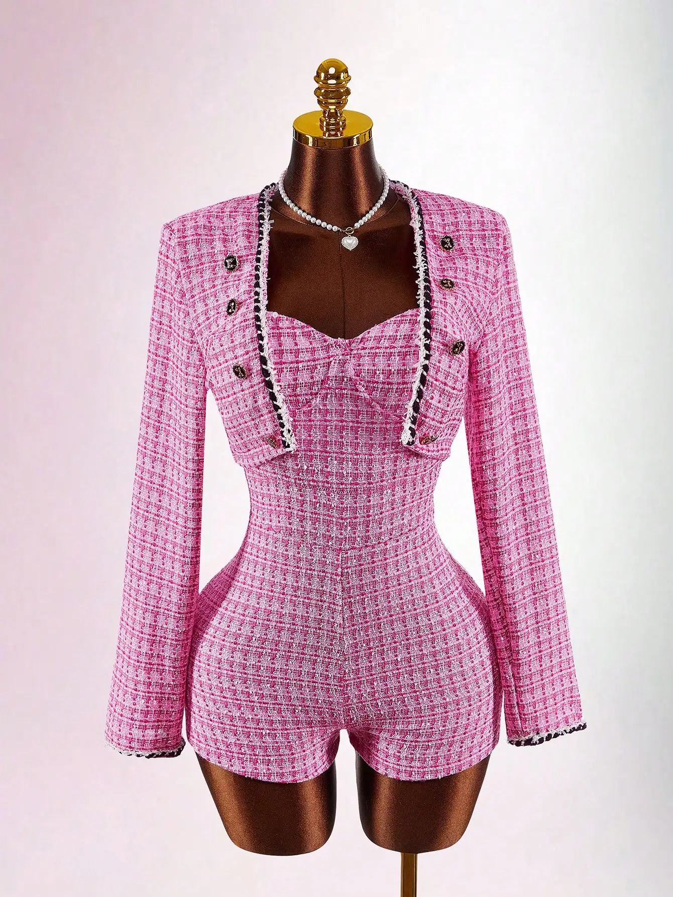 

Розовый твидовый комплект из двух предметов: укороченный топ с длинными рукавами и облегающий комбинезон в стиле Y2K для клуба