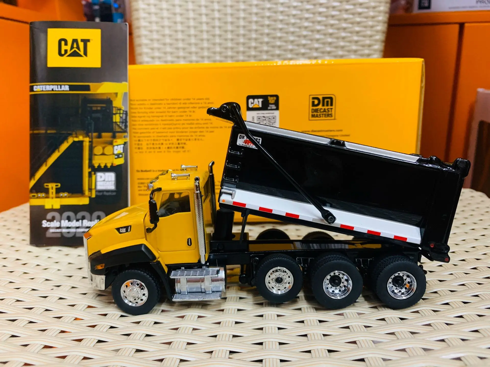 

CT660 SBFA W/ OX BODIES DUMP TRUCK 1:50 SCALE BY DIECAST MASTERS 85668