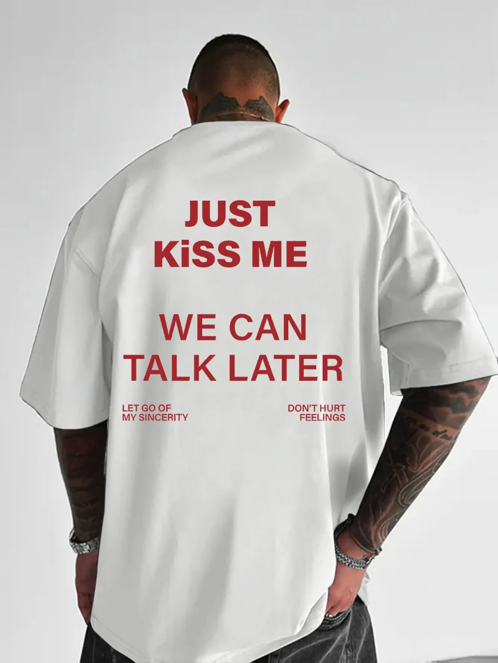 Lustiges Herren-T-Shirt „Just Kiss Me“ in Pastellrosa mit roten Schriftzügen, locker sitzendes Rundhals-T-Shirt aus leichtem Polyester für den Alltag