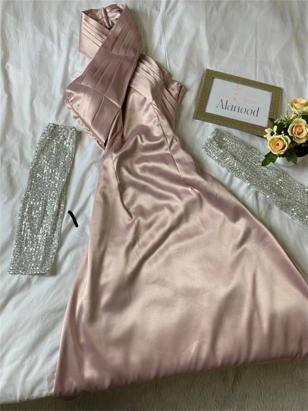 Amanda Halter Satin Sutra فساتين مناسبة رسمية Hitam Lutut Panjang Gaun Malam Seksi Prom Gaun dengan Payet Sarung Tangan Jubah De Soirée