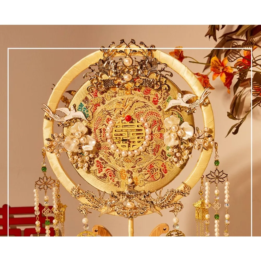 holding an ancient handmade wedding fan, a group fan, a wedding ceremony Xiuhe happy fan