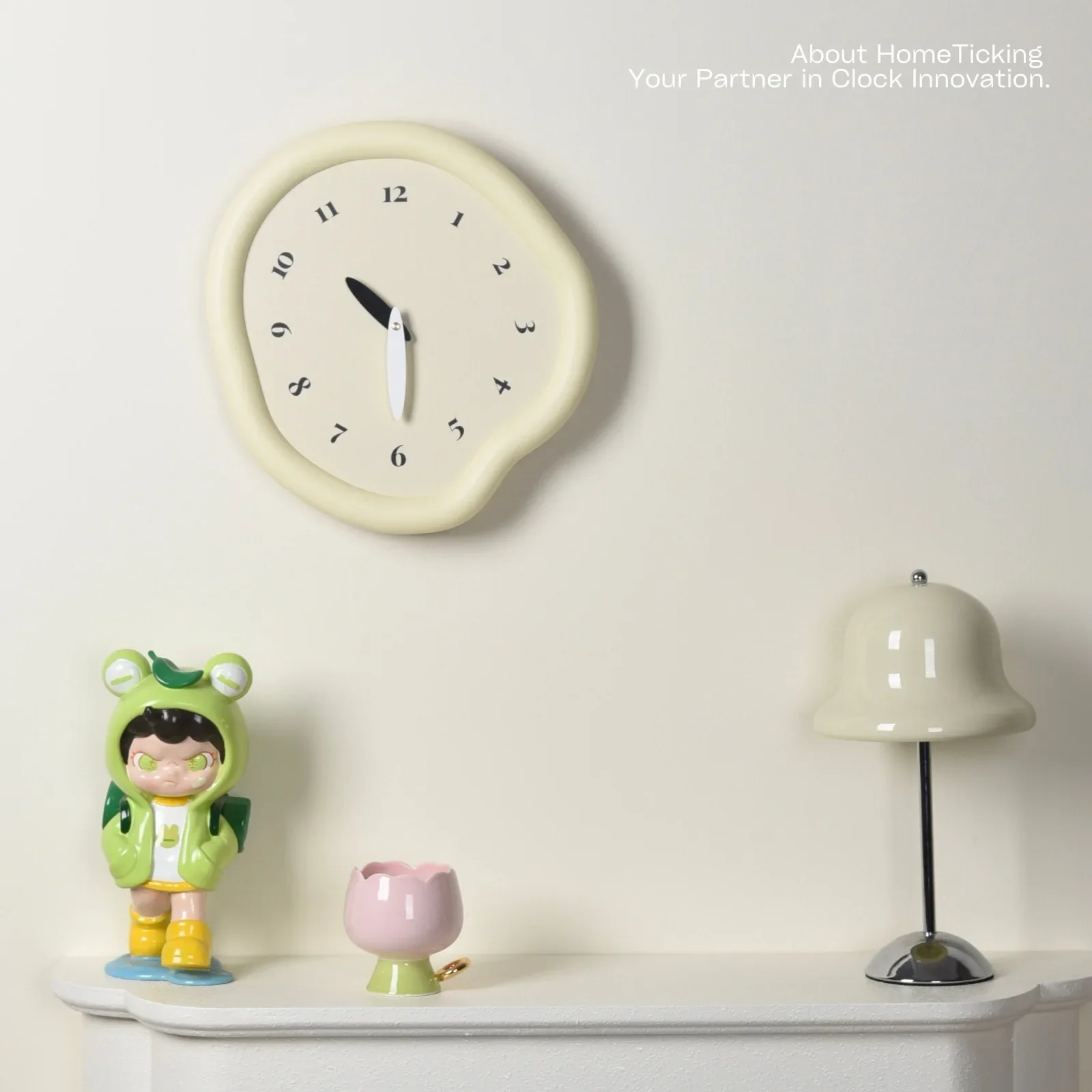 Non perforated cream style high-end creative simple wall clock with black scale decoration and ultra quiet home decoration clock