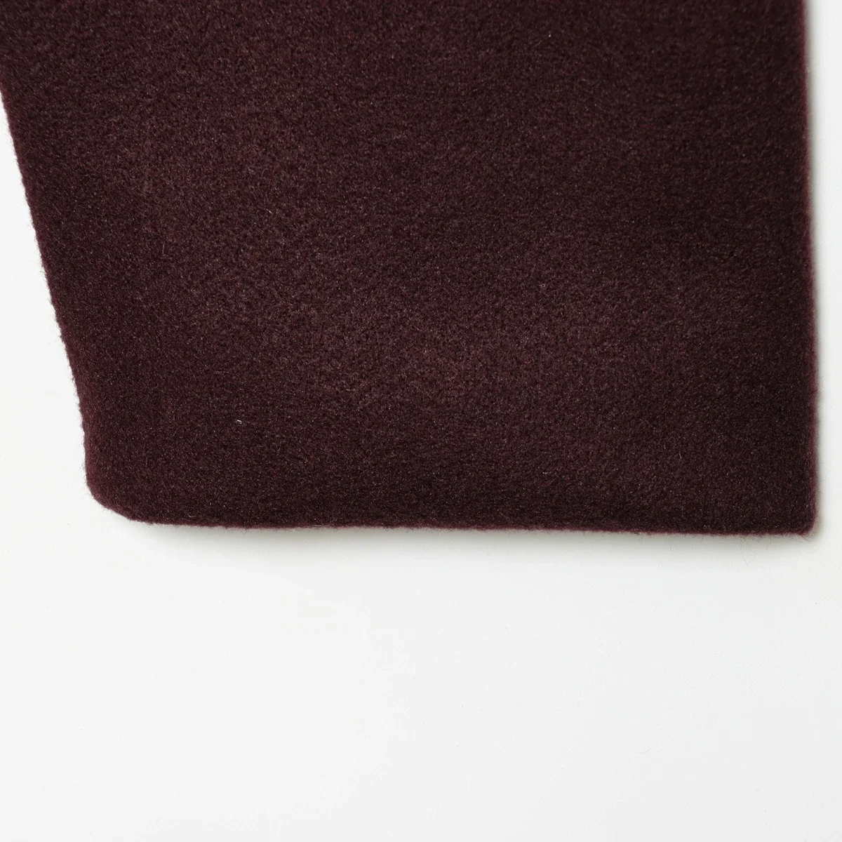 Damska kurtka bomberka , jednolita, krótka, z okrągłym dekoltem, zapinana na jeden guzik, z długim rękawem, z kieszeniami, idealna na wczesną jesień.