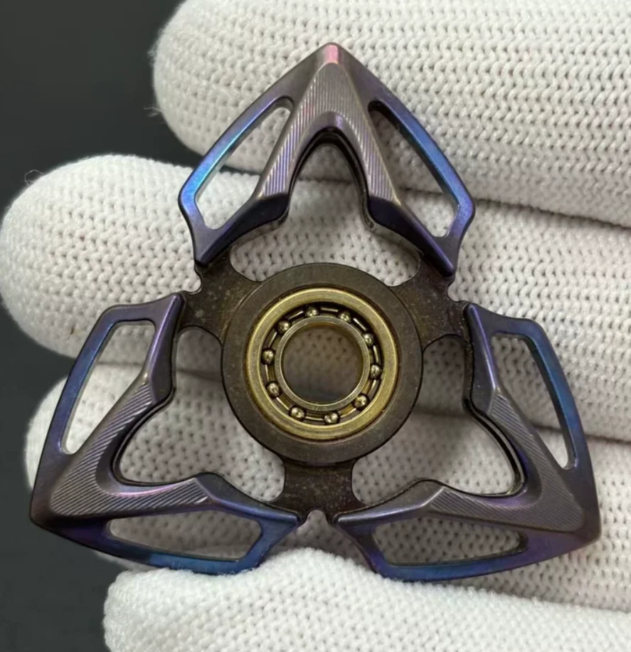 Used EDC Yan EDC Three Leaves Wu Rainbow fidget spinner metal decompression toy