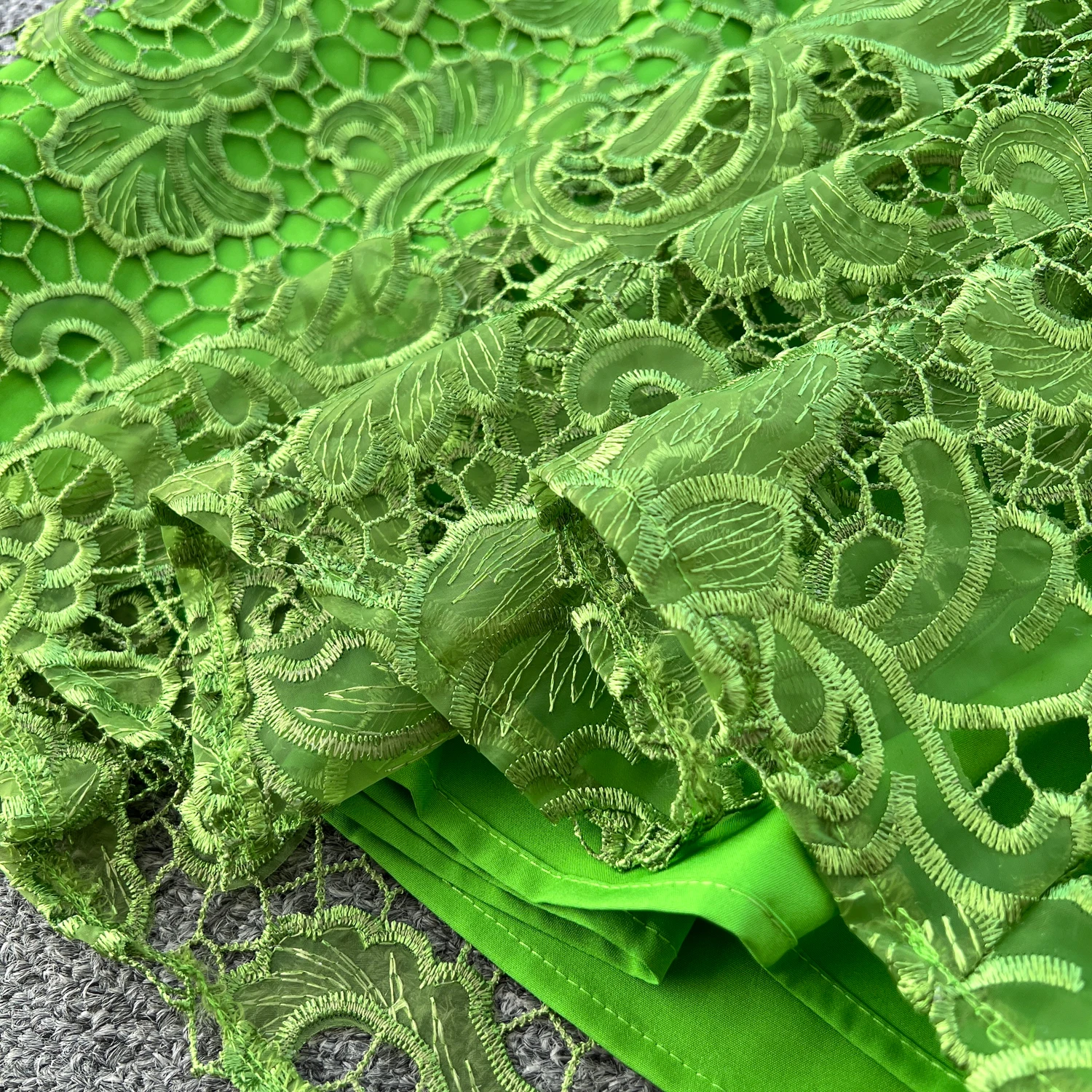 طقم مكون من قطعتين فستان على شكل زهرة هوك مجوف منقوش بأكمام طويلة فساتين عصرية ضيقة للحفلات والنوادي الصيفية