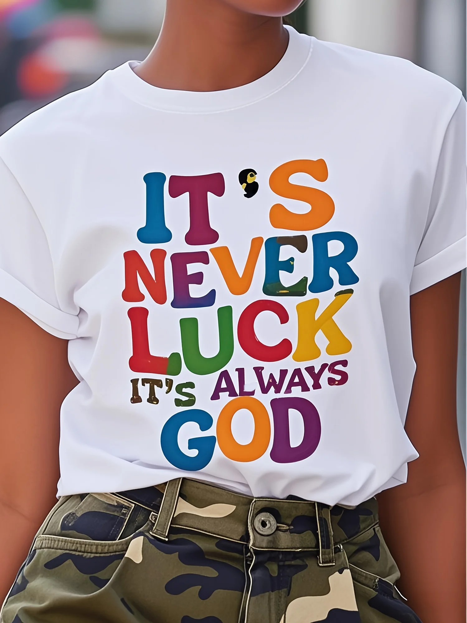 تي شيرت نسائي مموه ملهم "It's Never Luck It's Allways God" طباعة تي شيرت كاجوال لجميع المواسم مع نسيج متمدد صغير