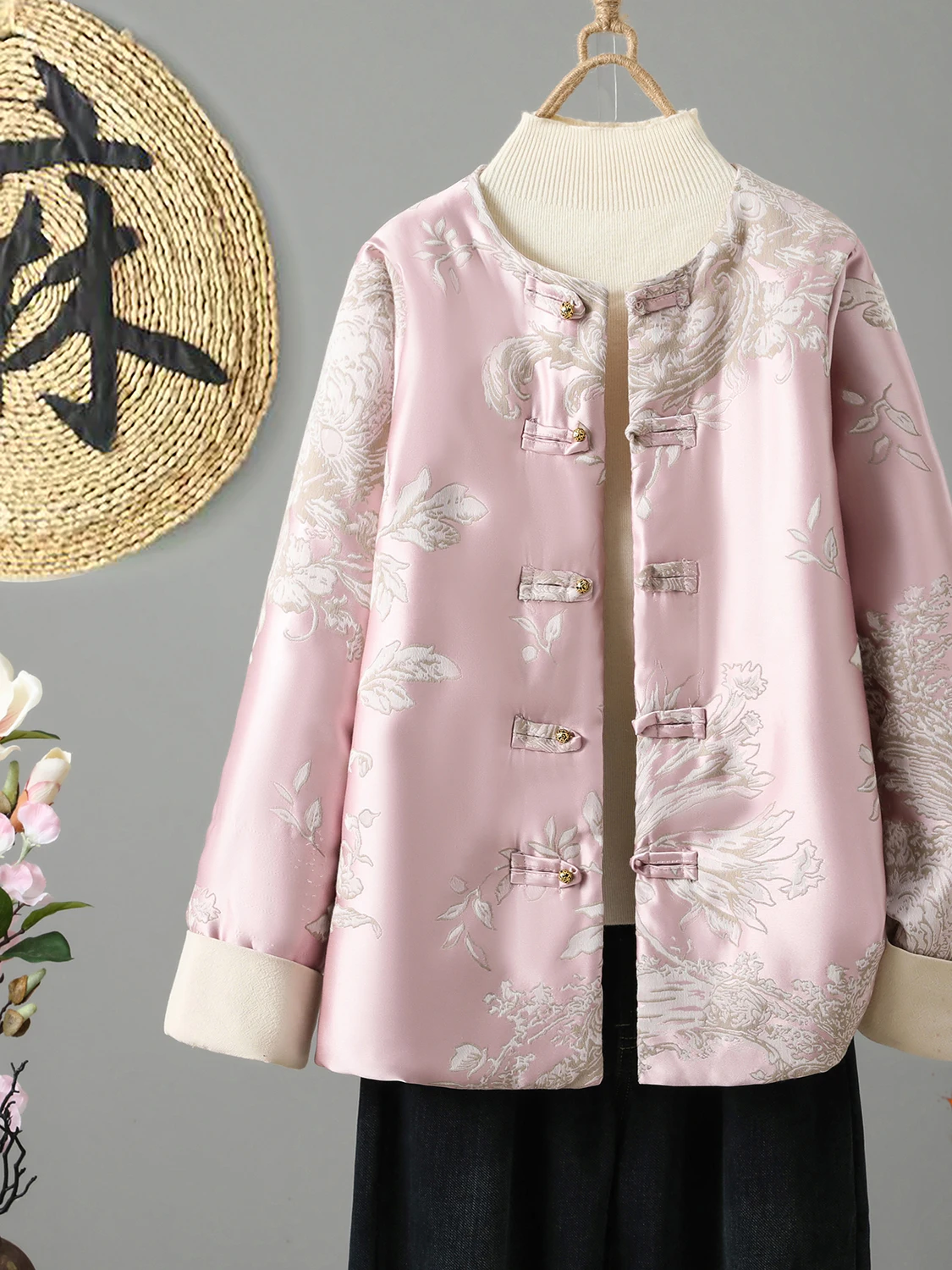 

Новый китайский тяжелый атласный хлопковый джет с цветочной вышивкой, женский зимний джат большого размера, модный хлопок на одной пуговице...