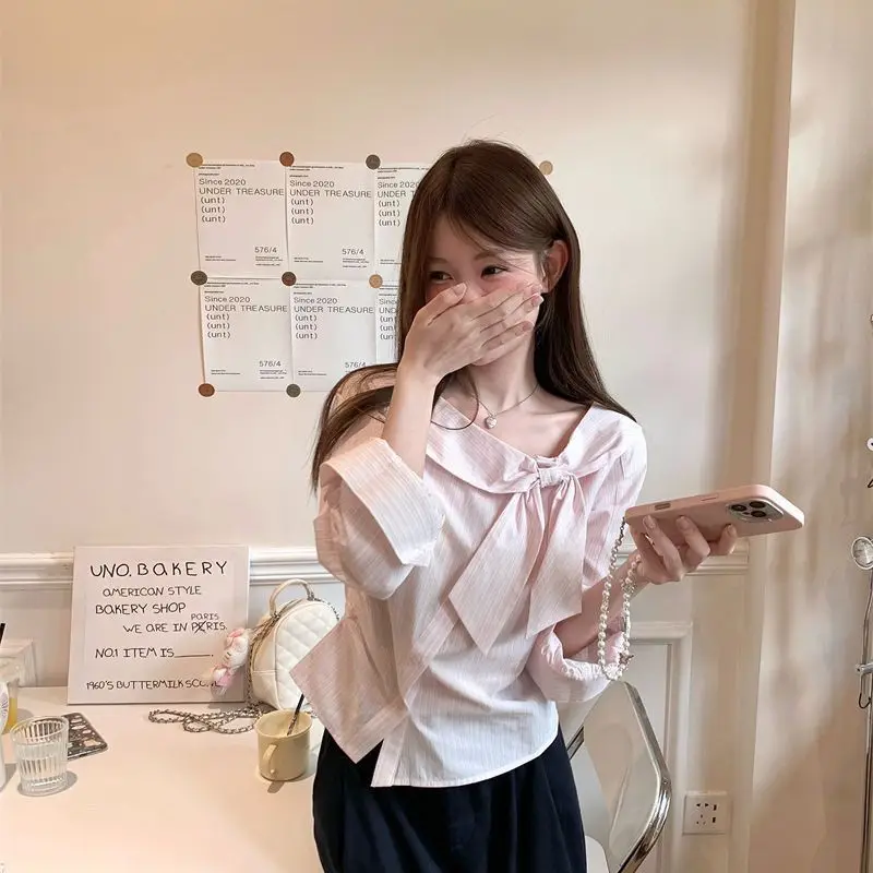 قميص نسائي مخطط بأكمام طويلة بفيونكة حلوة لخريف 2025 بتصميم غير منتظم بلوزة كورية أنيقة ومتعددة الاستخدامات