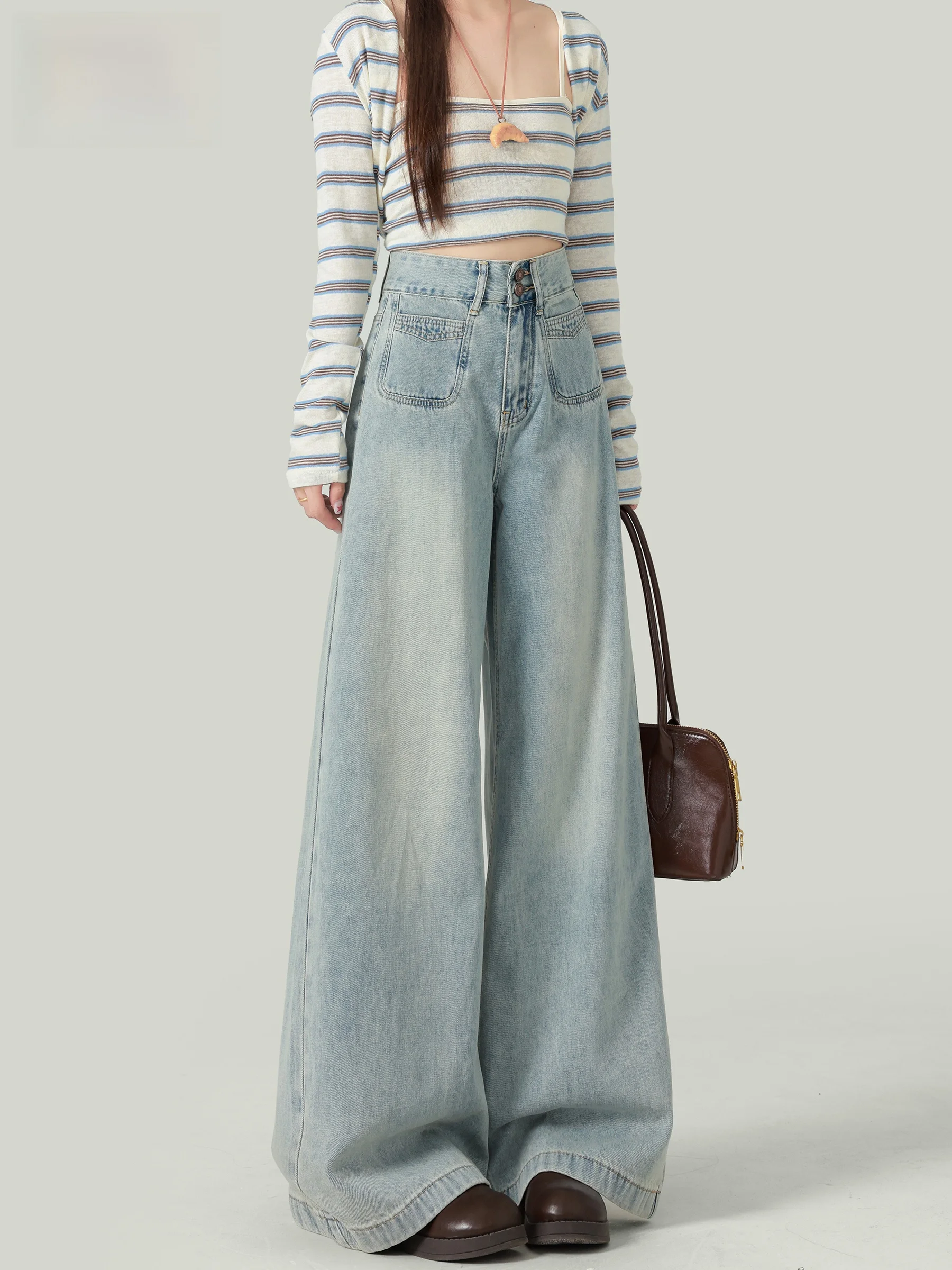 

Светло-голубые женские джинсы с высокой талией и широкими штанинами, свободные, стройнящие, струящиеся, в пол, прямого кроя, в американском стиле